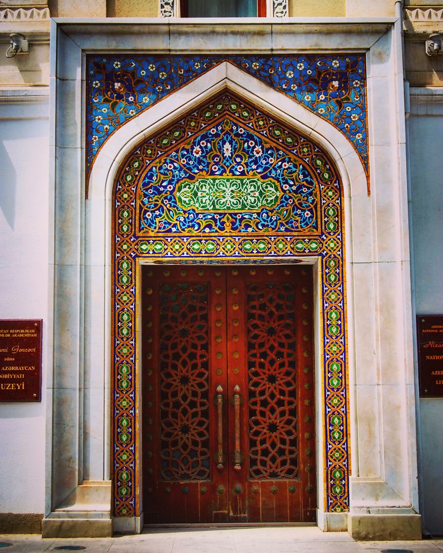 Seorang Fotografer Rela Keliling Dunia Demi Sebuah Pintu